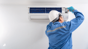 Onderhoudsmonteur die airco aan het repareren is